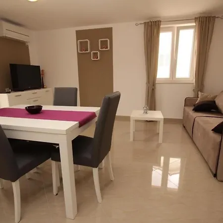In Mit Eigenem Balkon Baska (Krk)