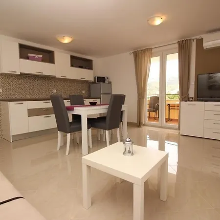 Apartment In Mit Eigenem Balkon